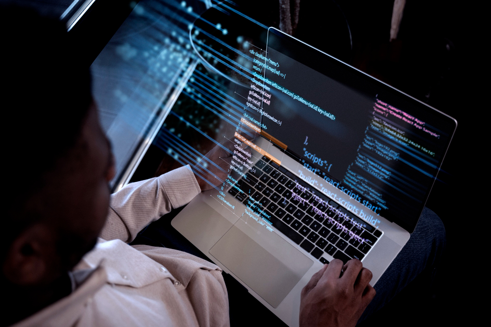 Desenvolvedor programando em notebook