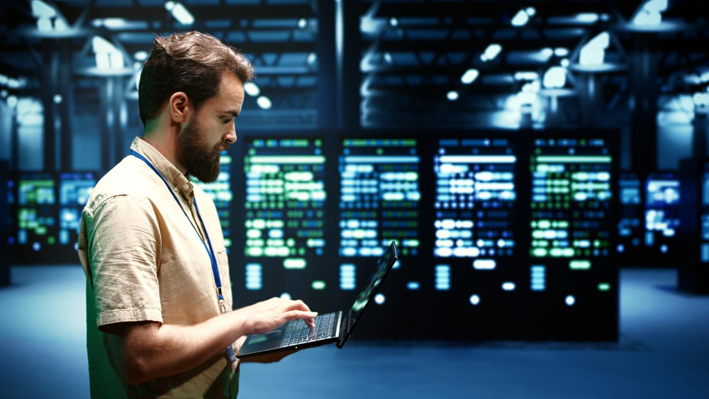 Técnico da Allied IT em data center